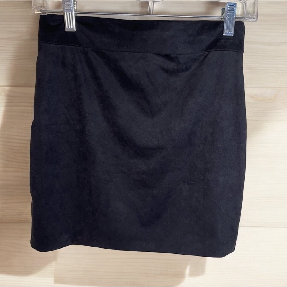 ⭐️ Dark charcoal gray/black mini skirt. NWOT Fashion Nova. Large.